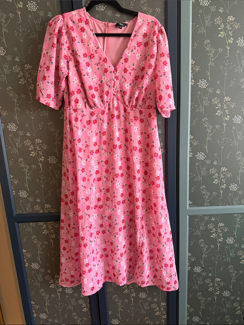 Pink Floral V‑Neck Midi Dress with Puff Sleeves